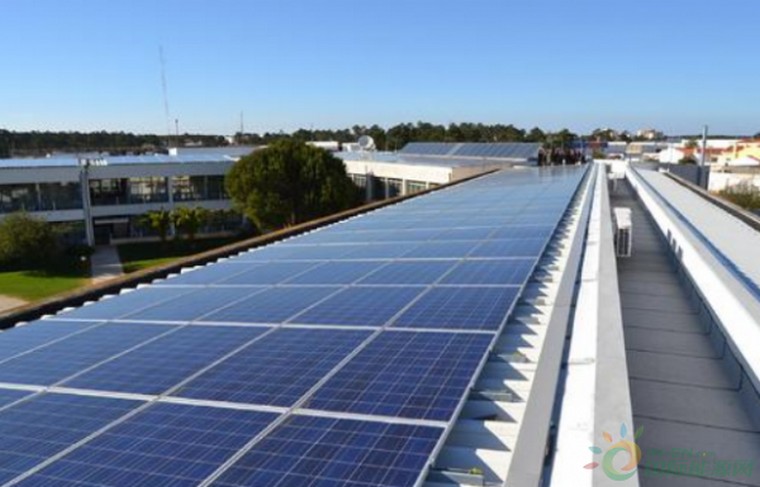 高速公路两边是否安装太阳能，高速公路能用太阳能路灯吗