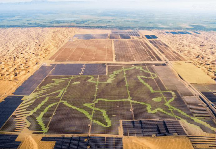 沙漠中光伏电站俯瞰