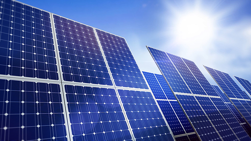 检查直流汇流箱、交直流配电柜时，应注意哪些要点